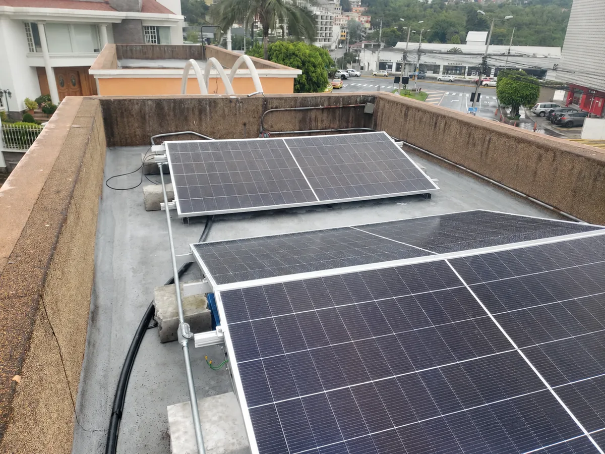 Detalle de módulos y estructura de montaje en una cubierta