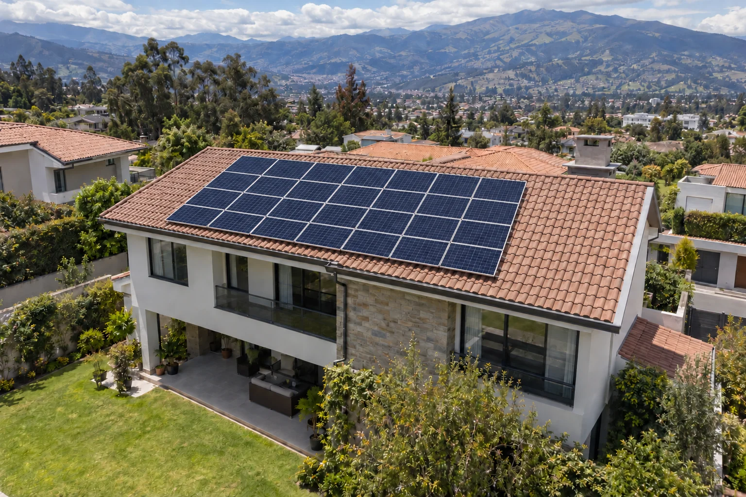 Vista aérea de una vivienda con paneles solares en el techo